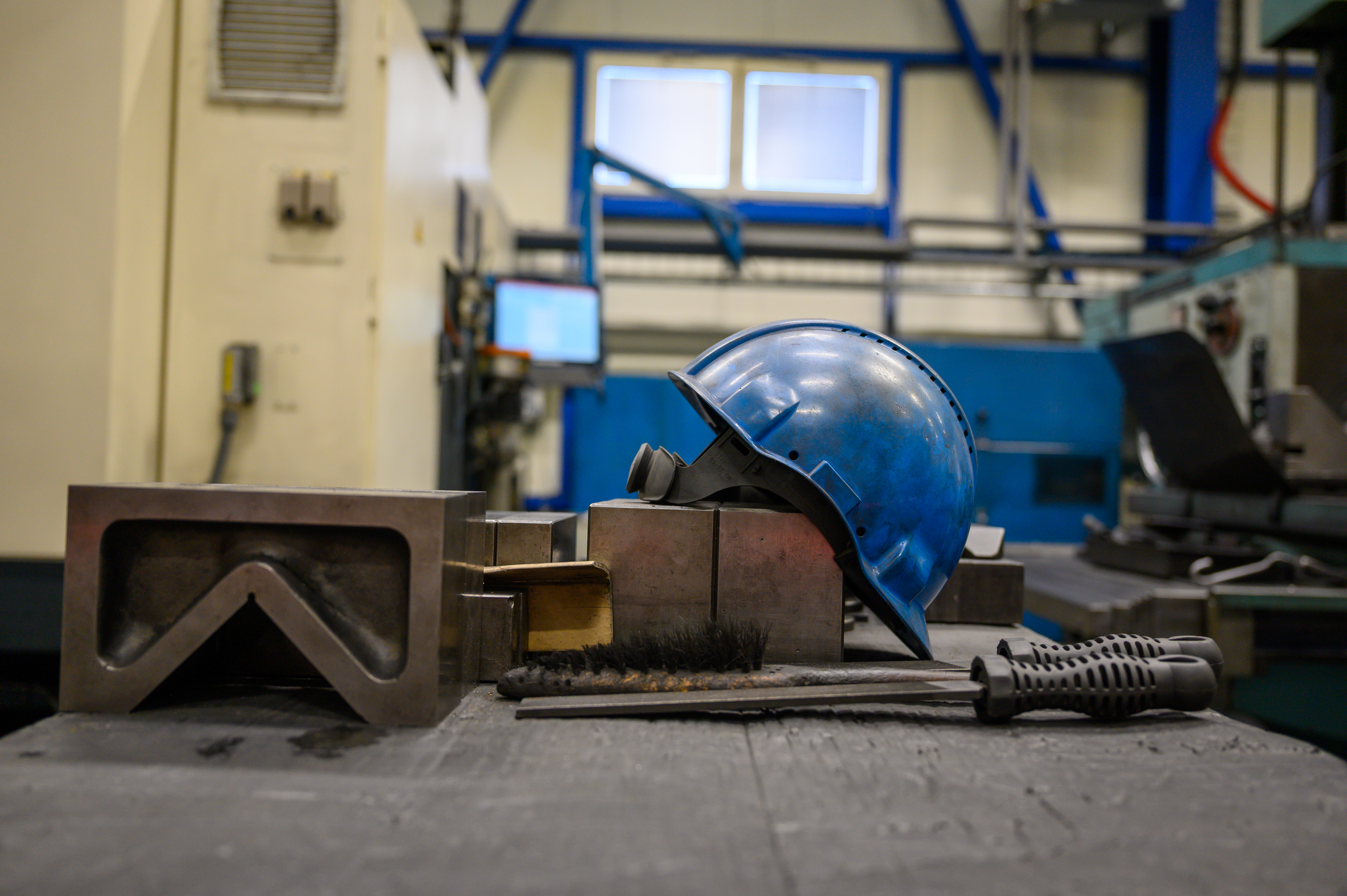 Mechanik na nástrojárně